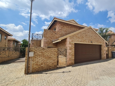 Townhouse – sectional For Sale in Honeydew Manor