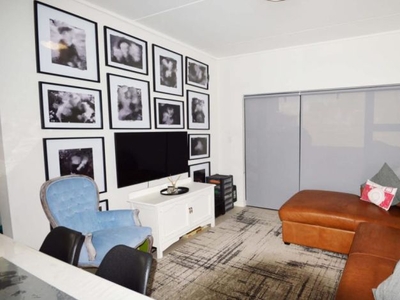 2 Bedroom apartment sold in Croydon, Somerset West