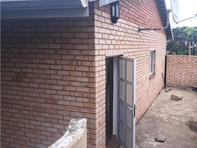 2 Bedroom cottage rented in Bluff, Durban