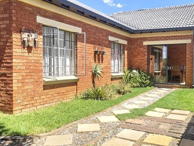 3 Bedroom townhouse - sectional to rent in Mooikloof Ridge, Pretoria