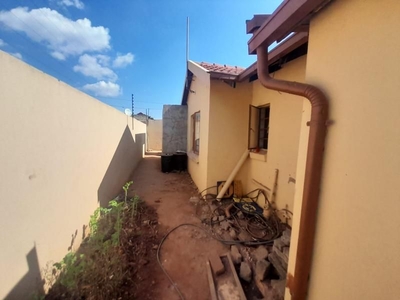 3 bedroom house for sale in friendshiptown with kitchen units wardrobes stove, double garage for ...