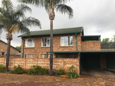 Apartment For Sale in Rooihuiskraal North