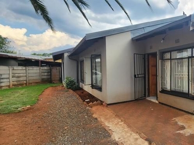 LOOKING FOR SPACE??? SPACIOUS FIVE BEDROOM HOME - DAWN PARK!!!