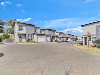 Townhouse For Sale in EAGLE CANYON GOLF ESTATE