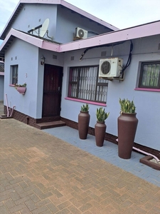 Upmarked townhouse in Uvongo.