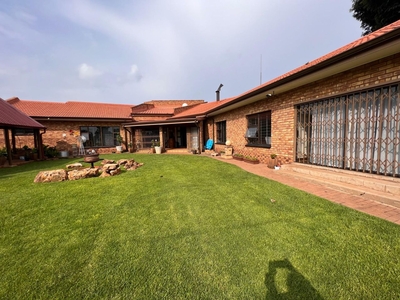 4 Bedroom House For Sale in Golf Park