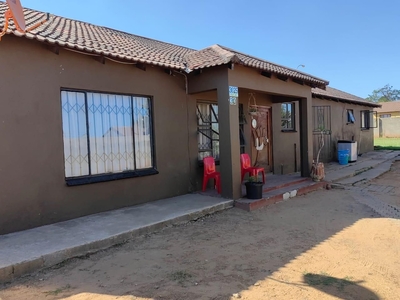 4 Bedroom House For Sale in Lenasia South
