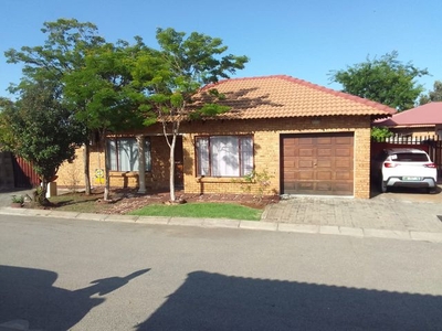 4 Bedroom Townhouse For Sale in Waterval East