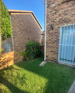 Townhouse For Sale in Olivedale