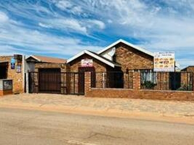A Simplified Big Family House In Kagiso Situated In An Expanding Area - Kagiso