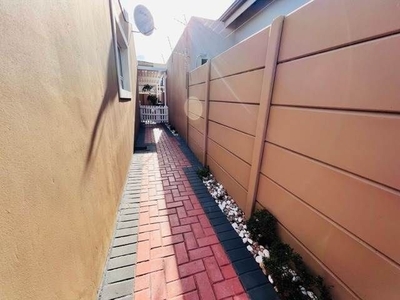 affordable 3 bedroom appartment available, Ndabeni | RentUncle