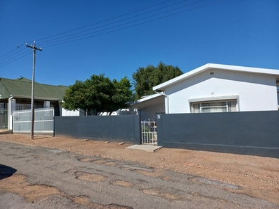 3 Bedroom Simplex For Sale in Calitzdorp