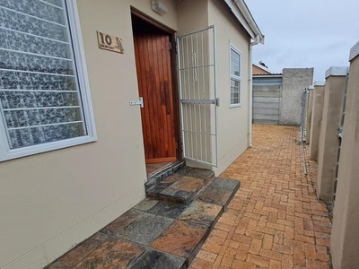2 Bedroom house to rent in Pelican Park, Cape Town