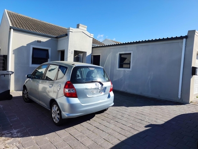 2 Bedroom House for Sale For Sale in Muizenberg - MR573635