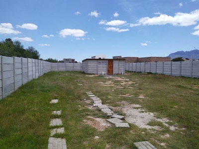 496 m² Land available in Strand Central