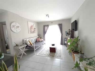 2 Bedroom Apartment For Sale in Clubview