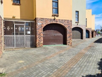 Townhouse For Rent In Quigney, East London