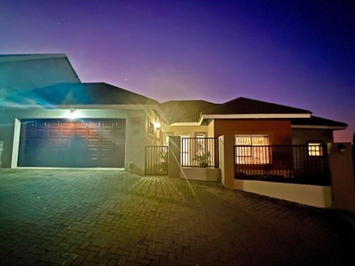 Townhouse For Sale In Lilyvale S H, Bloemfontein