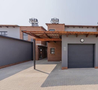 Townhouse For Sale In Sinoville, Pretoria