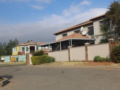 Townhouse For Sale In Terenure, Kempton Park