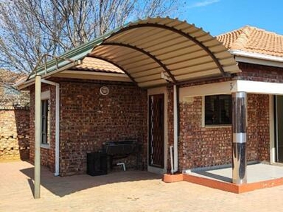 Townhouse For Sale In Warrenton, Northern Cape