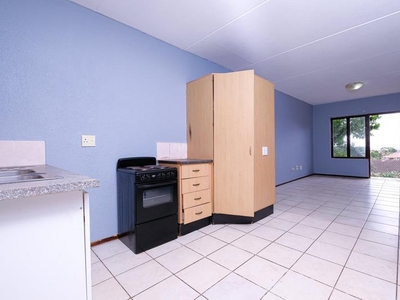 Stunning Spacious Fully Tiled 3 Bedroom Apartment!!!