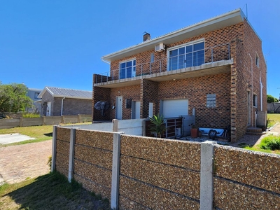 5 Bedroom House For Sale in Yzerfontein