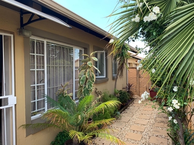 2 Bedroom Sectional Title For Sale in Willow Park Manor