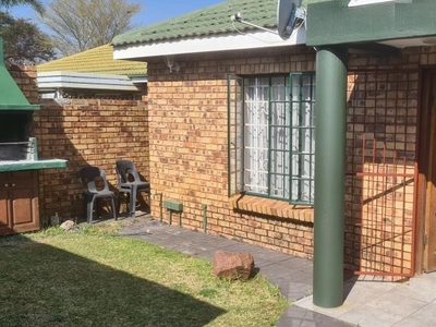 2 Bedroom townhouse - sectional to rent in Die Hoewes, Centurion