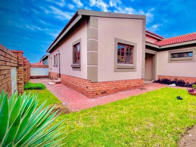 3 Bedroom townhouse - freehold to rent in Reyno Ridge, Witbank
