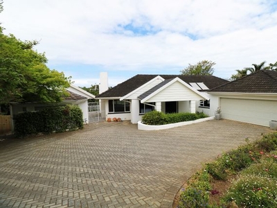 4 Bedroom House For Sale in Beacon Bay
