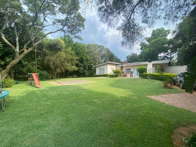 Family home with flatlet in a beautiful treed garden!
