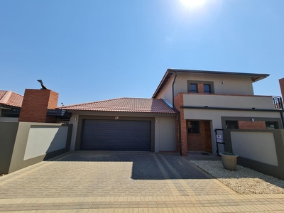 Townhouse For Sale in LANGENHOVENPARK