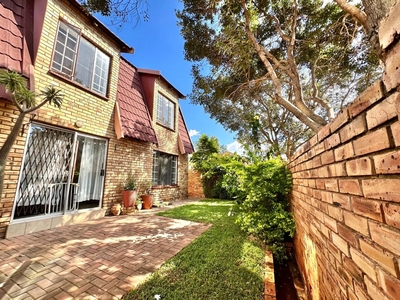 3 Bedroom Townhouse For Sale in Ruimsig