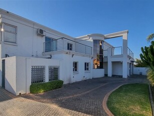 5 Bed House in Aerorand