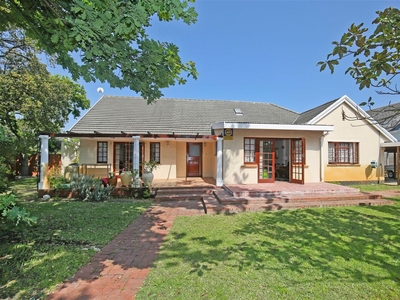 5 Bedroom House For Sale in Bergvliet