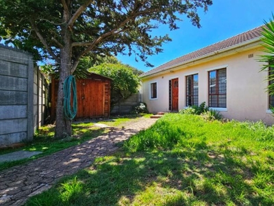 3 Bedroom house for sale in Claremont, Cape Town