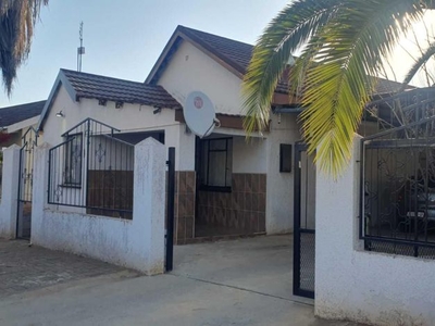 6 Bedroom house for sale in Danville, Mafikeng