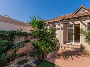 Super Sunny Townhouse in Secure Gated Complex.