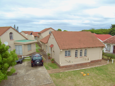 Townhouse For Sale in Aston Bay