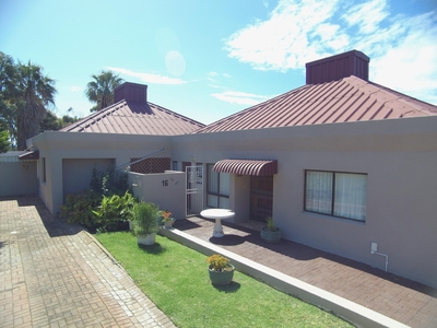 Townhouse For Sale in Jeffreys Bay Central