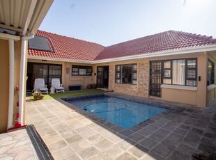 5 Bedroom House For Sale in Beacon Bay