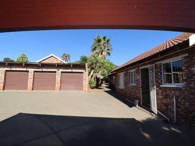 2 Bedroom Apartment For Sale in Uitsig