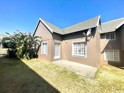 2 Bedroom Townhouse for sale in Bassonia | ALLSAproperty.co.za