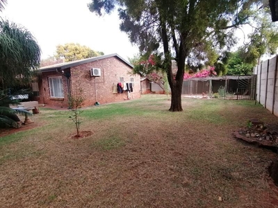 3 bedroom home with a pool and lapa