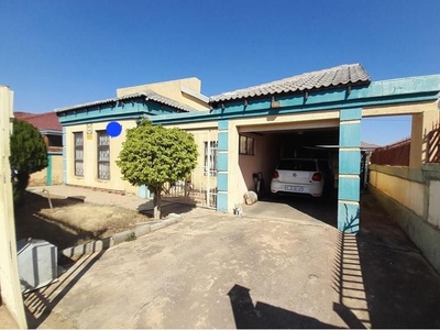 Affordable and big house with a garage on sale in Mabopane X extention