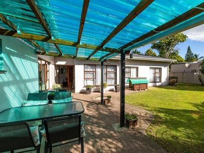 Family home situated in the sought-after suburb of Loerie Park