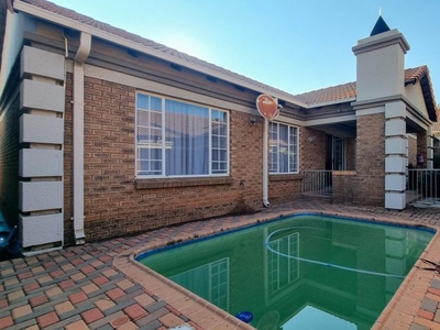 3 Bedroom townhouse - sectional for sale in Aerorand, Middelburg