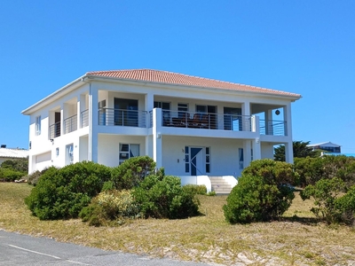 4 Bedroom House For Sale in Pearly Beach