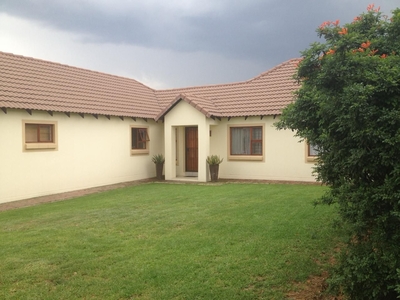 4 Bedroom Freestanding To Let in Greenstone Hill